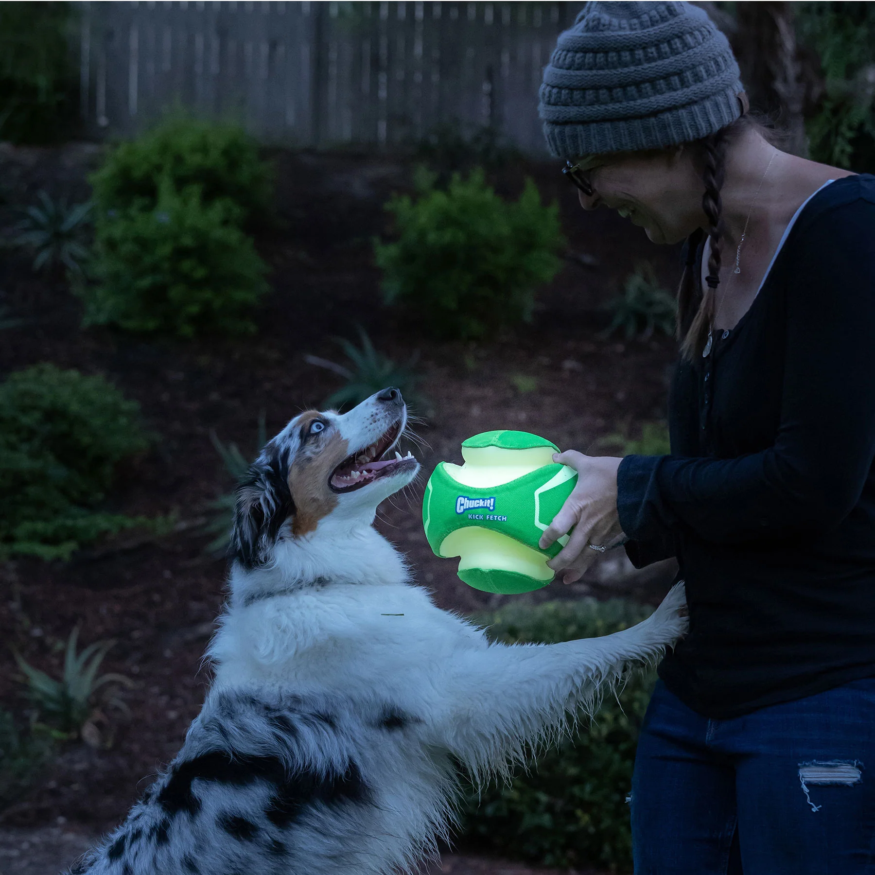 Chuckit! Kick Fetch Max Glow - Image 4