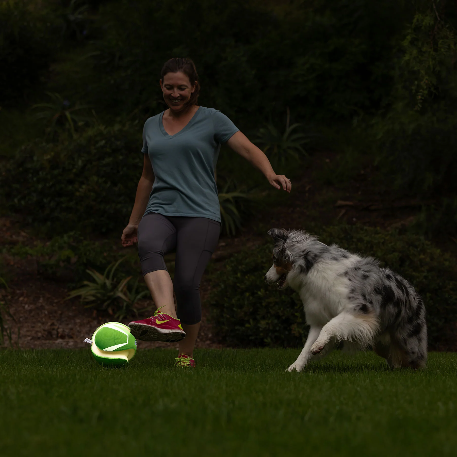 Chuckit! Kick Fetch Max Glow - Image 6
